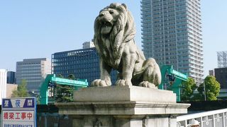 ライオンの石像で知られる難波橋