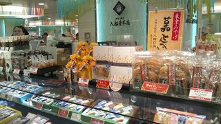 入船堂本店　おいしいせんべいがいただだけます