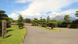 綺麗な日本庭園と桜島