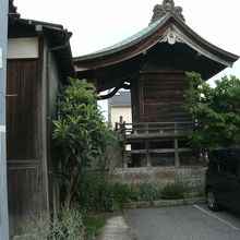 横手からみました・・本殿神社です