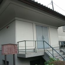 境内にある収蔵庫に鉄塔婆があります