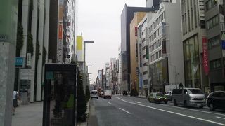 銀座といえばこの通りでしょう！「銀座中央通員座り」