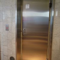 まるで倉庫？ホテル内エレベーター。自分で開け閉めします。