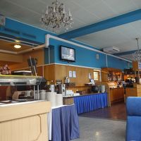 青を基調としたホテル1階のレストラン。美味しいです。