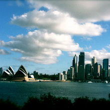 オペラハウスの向こう側から