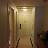 部屋の真ん中からドアを振り返った景色