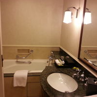 広いバスルーム。　ヘアドライヤーは外で使います。