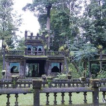 真ん中からお気に入りの滝が見える配置で設計したらしい