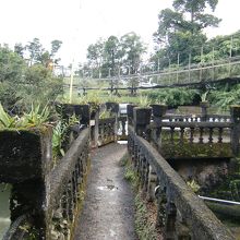 滝側の通路と吊り橋