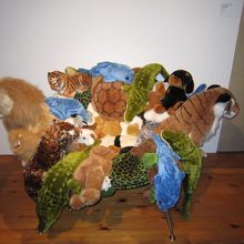 「M」の中の一点　　動物のぬいぐるみでデコした椅子