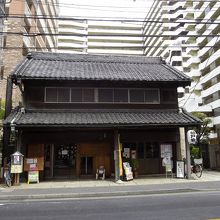 高層マンションに囲まれた松戸探検隊ひみつ堂 