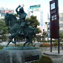 味方の軍勢を鼓舞しているようなポーズです。