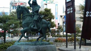 上田駅前で来客を迎える幸村像