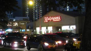 アラモアナセンターから徒歩圏内の便利なショッピングストリート