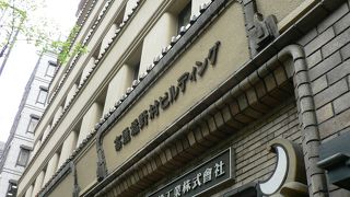 三日月型ライトが目を引く高麗橋野村ビル