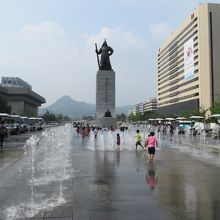 李舜臣の像と噴水
