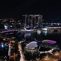 写真はホテルからの眺めです。シンガポールらしい写真かと