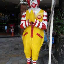 マックのドナルドも合掌