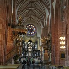 薔薇窓の下に祭壇が