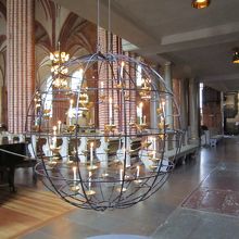 吊り下がった丸い燭台