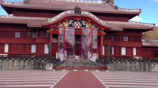 朱色が青空に映えて素敵でした