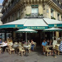 パリのカフェらしい外観（入口）