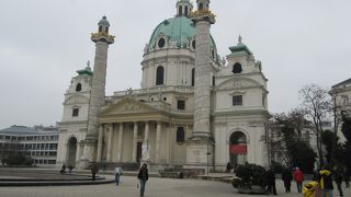 青緑色のドームが特徴的