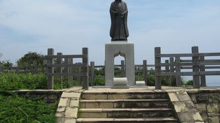 勝浦の海を眼下に、そしておまんの方の像が