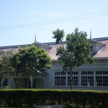 旧北海中学校（中には古いオルガンなどが展示されています）