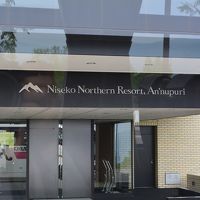 バスの車窓から入り口を撮影