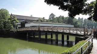 平川橋は、皇居東御苑に入る平川門前の木橋です。
