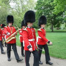 公園の中を通る衛兵さん