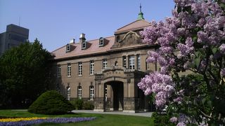 司法入門。目の前の大通公園の歴史が分かる展示パネルなど。