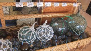 設備が新しい道の駅。生簀で活ホタテ販売。浮き玉もある。