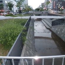 川にかかるスノーリング