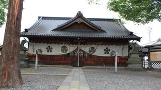 本殿から振り返ると松本城天守が鳥居の上に見えま～す。