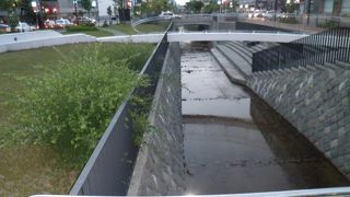 芸術作品から川を見渡すことができる