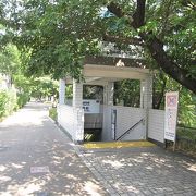 「竹橋駅」は、メトロ東西線の駅で、皇居のお濠に沿ってあります。