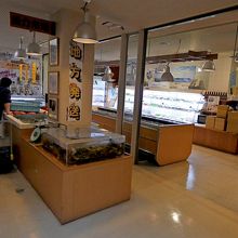 魚介市場で食べるものを選ぶ