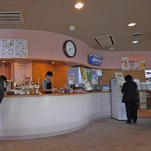 飲み物，ごはん，みそ汁は中の売店で買う