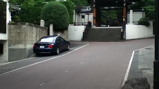 福沢諭吉のお墓へのお参りで訪れる人も多い有名な寺