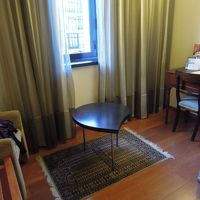 テーブルとソファ、デスクもあり、便利。