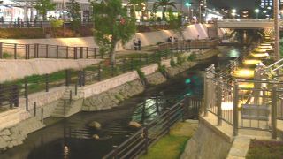 京阪電車寝屋川駅前の寝屋川にある公園