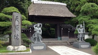 山門が素晴らしい。