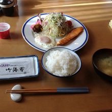 ペンション側の食堂での朝食です