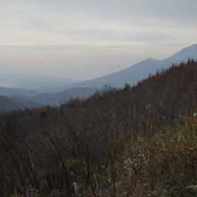 南に見える猪苗代湖と磐梯山、もっと左に安達太良山があった？