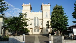 白のオイルペイントで仕上げたというクリーム色の美しい建物