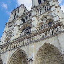 彫刻群には執念を感じます…。