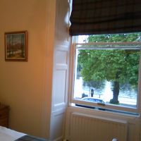 窓の外はネス川。夜は通りの騒音もなく静かでした。