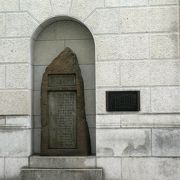 徳川時代の学校として名高い懐徳堂の跡碑